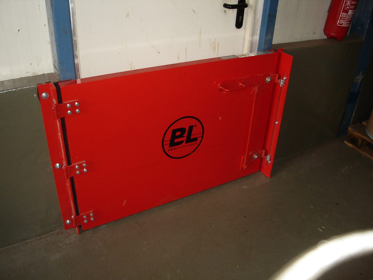 Manual Doorway Spill Barrier BL/BHS - closed