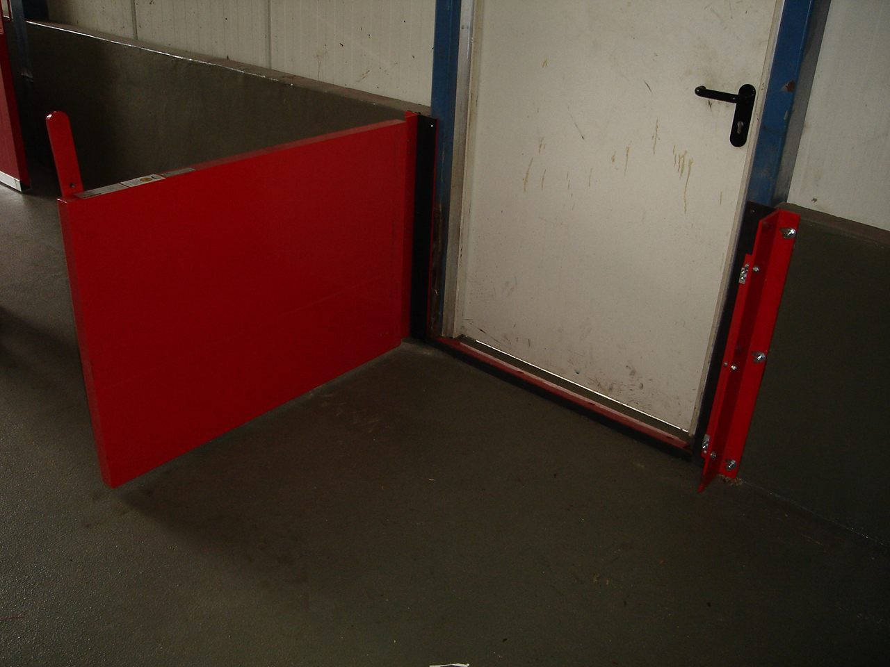 Manual Doorway Spill Barrier BL/BHS - open